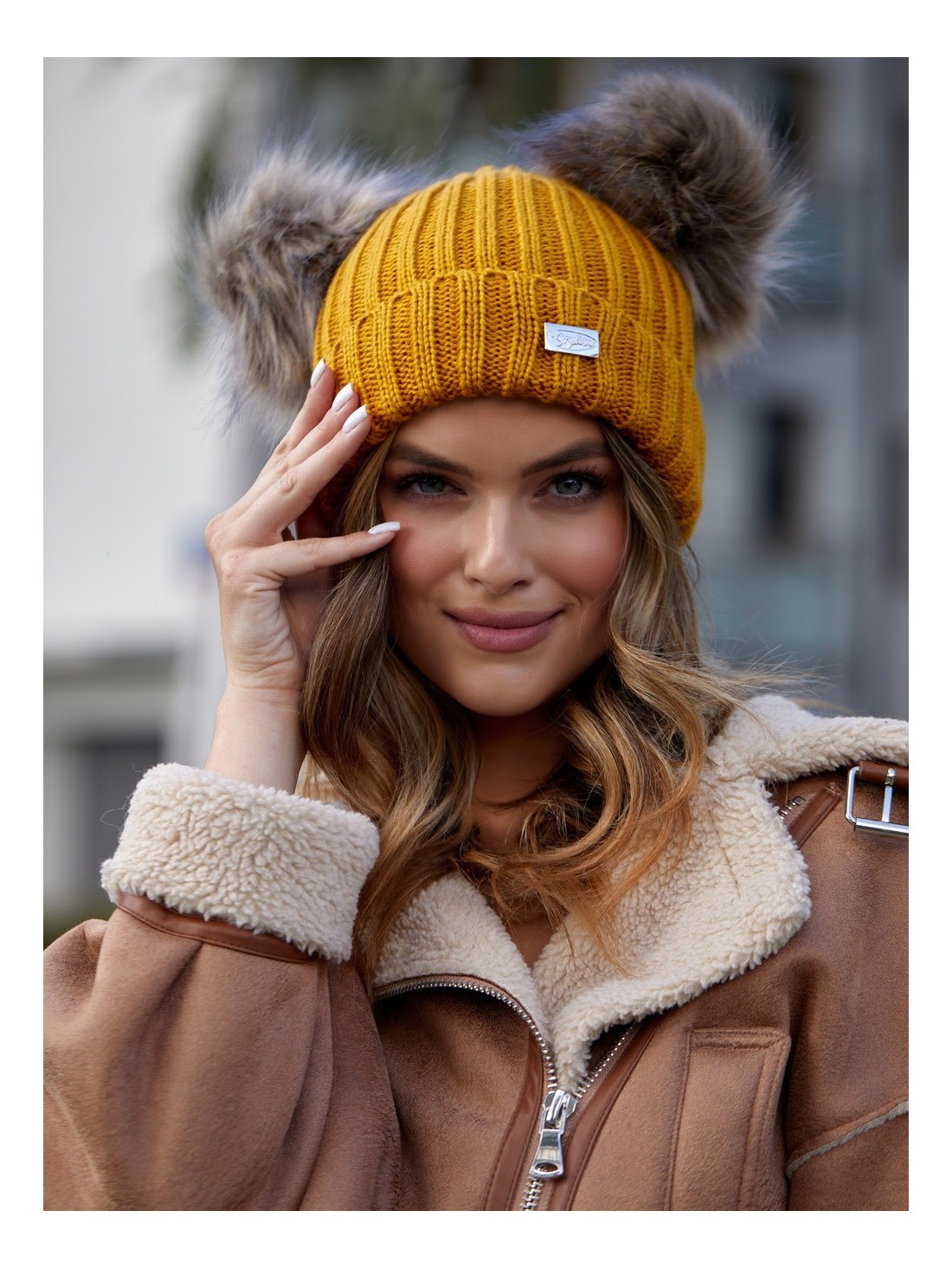 Senffarbene Mütze mit Pompons für den Winter C5 – Online-Shop – Boutique